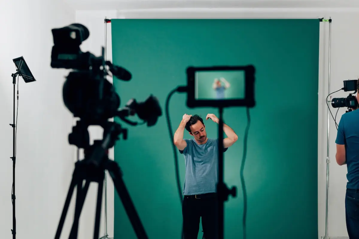 Professional actor performing on a film set with a green screen, illustrating the realities of creative work and the importance of an emergency fund to manage irregular income in the entertainment industry.
